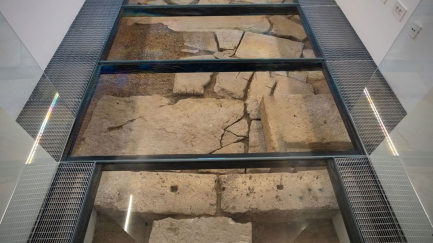 Detalle del vidrio que deja ver el antiguo teatro romano bajo el ayuntamiento de Sisak