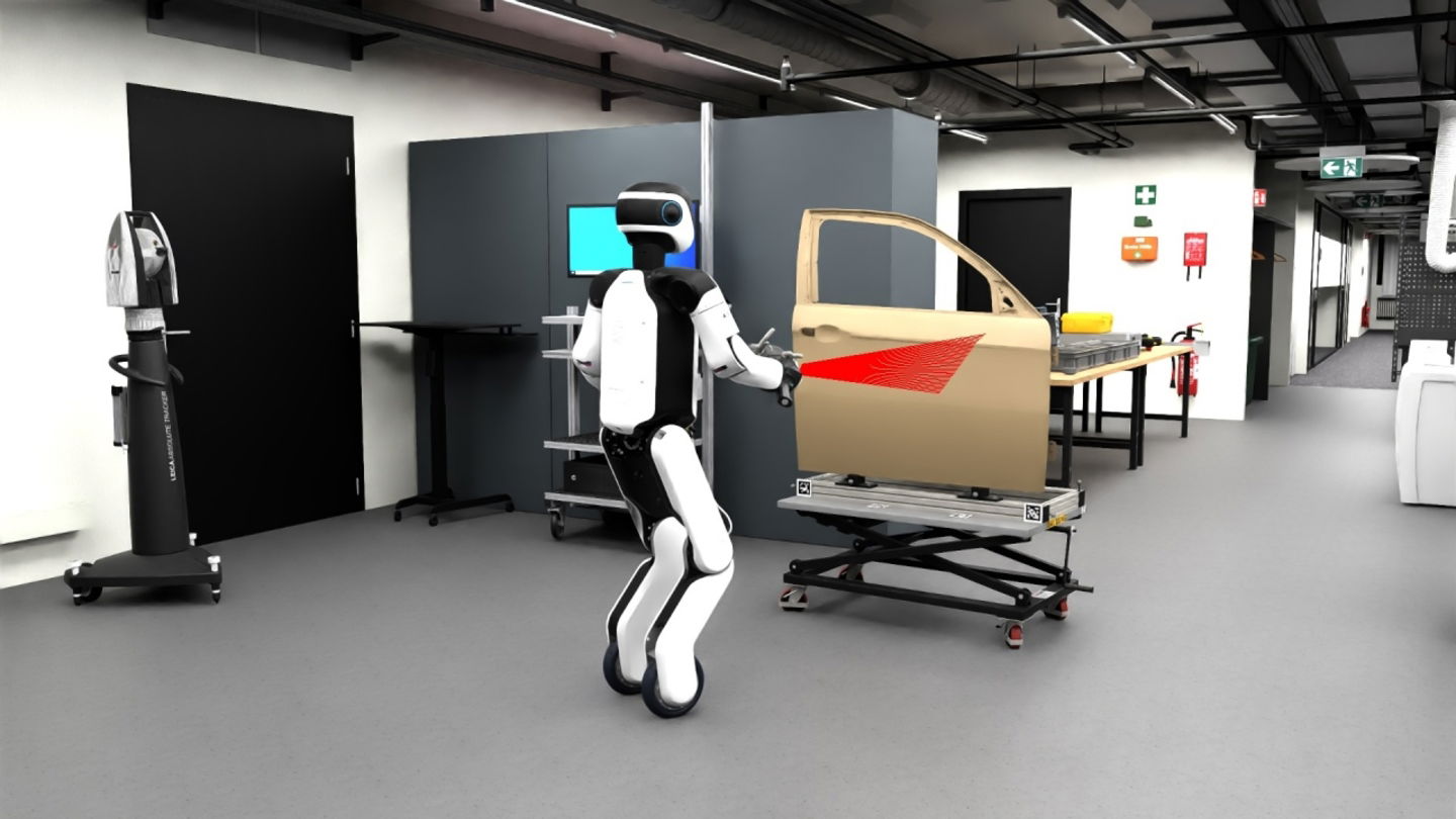 El robot AEON manipulando la puerta de un coche en una fábrica