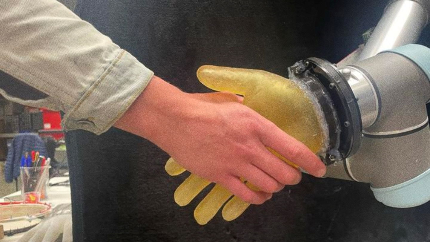 Imagen de la piel sintética que ha sido añadida como un guante a un brazo robótico
