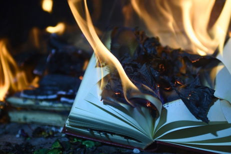 La empresa rival de ChatGPT destruyó millones de libros para entrenar su inteligencia artificial