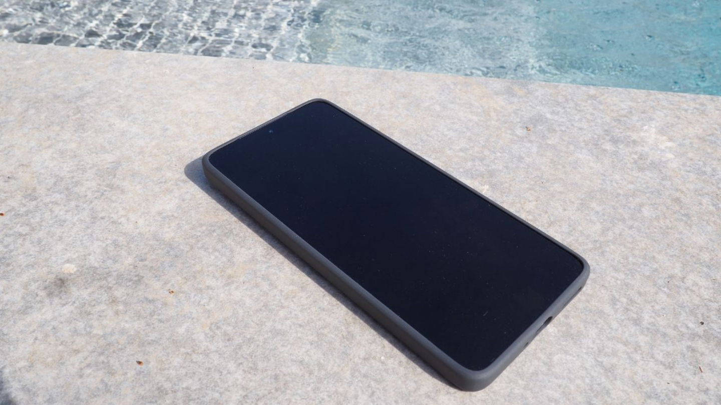 POCO F7 Pro en la piscina
