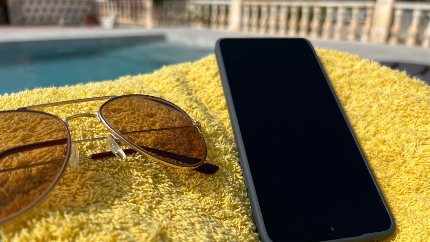 POCO F7 Pro junto a la piscina