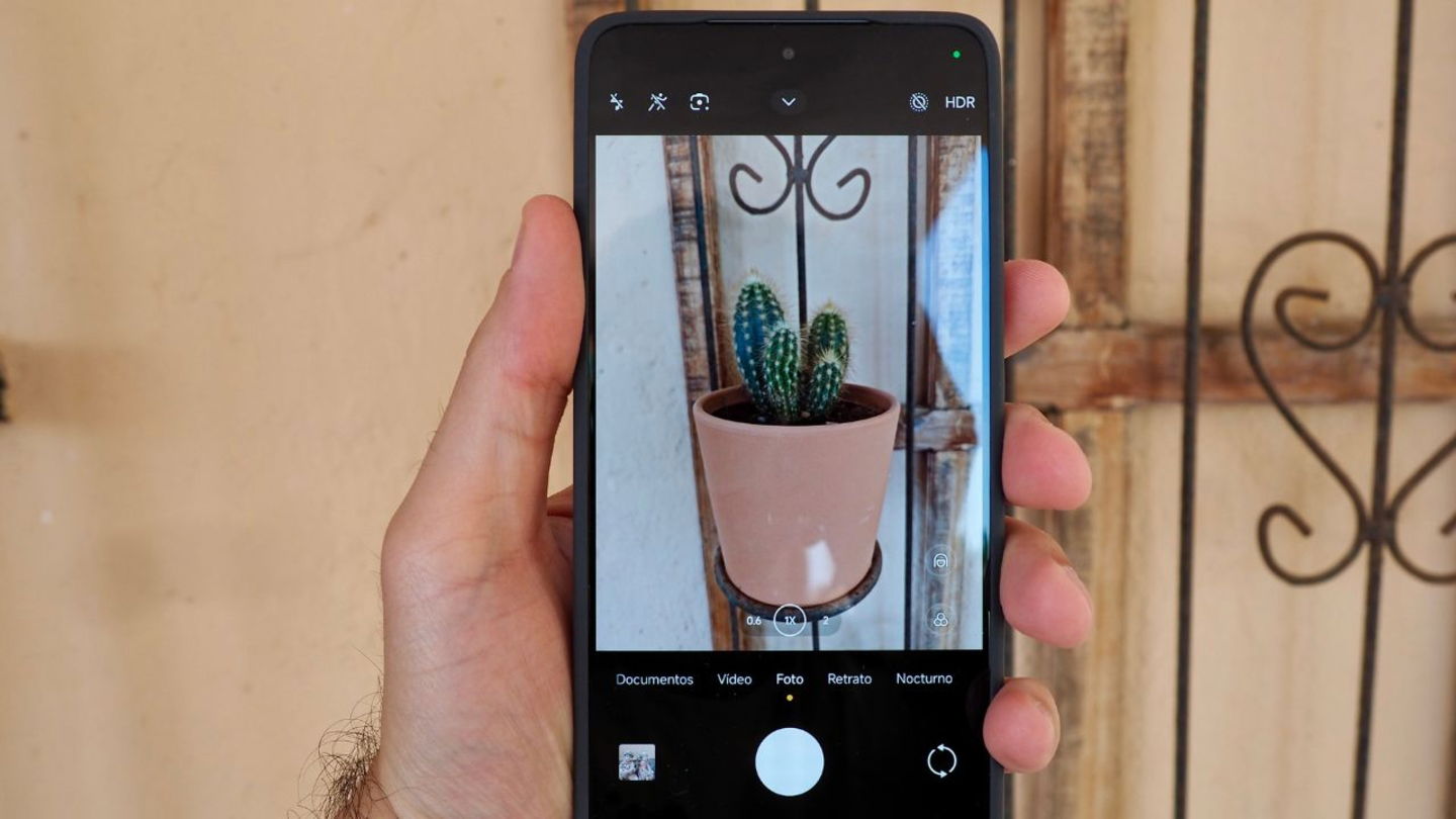 POCO F7 Pro tomando una fotografía