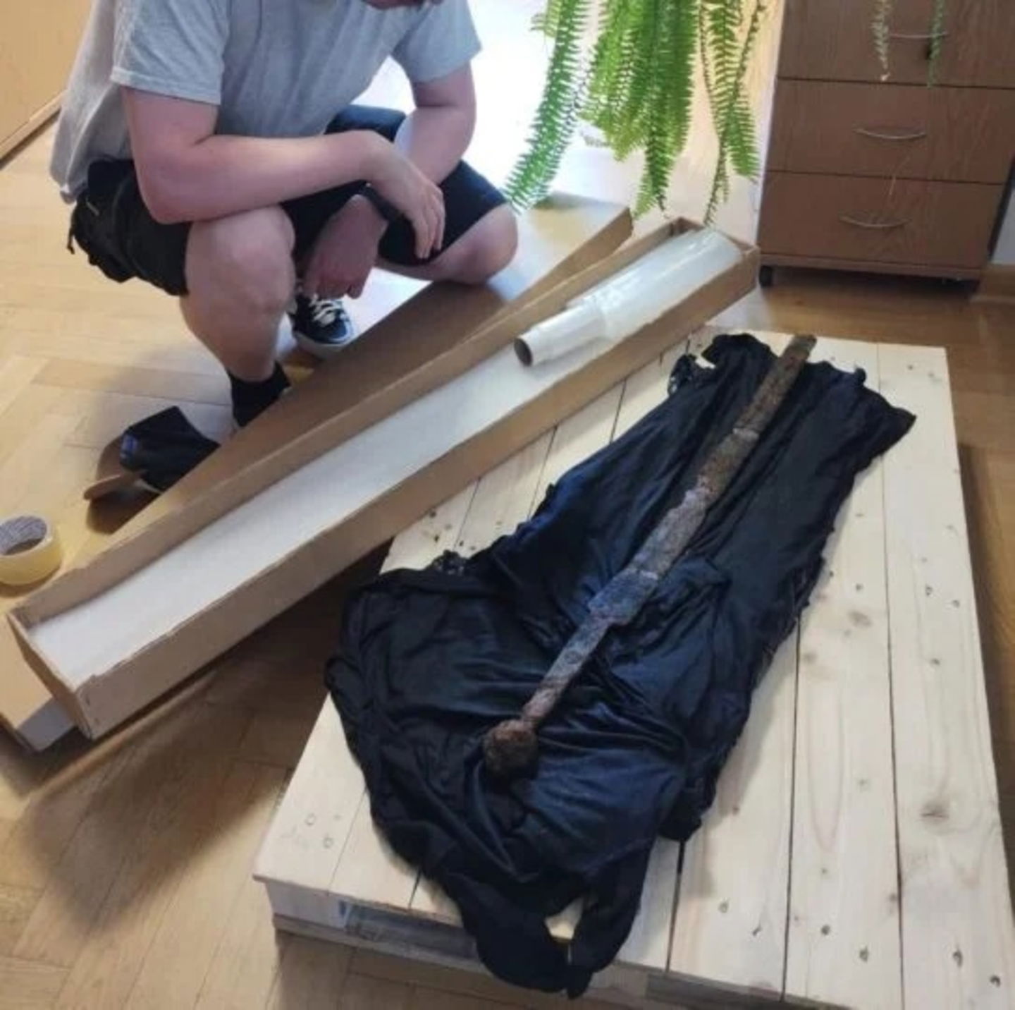 Un pescador se da de bruces con un arma medieval misteriosa: los expertos piensan que podría ser vikinga
