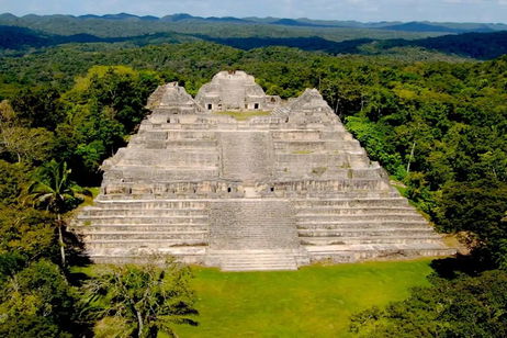 Es una tumba, tiene casi 2.000 años, ha sido descubierta en una selva y pertenece a la extraña ciudad Caracol