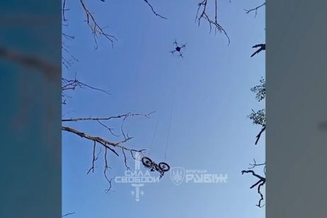 Un soldado ucraniano acaba de salvarse gracias a un dron: le ha entregado un vehículo para que pudiera escapar