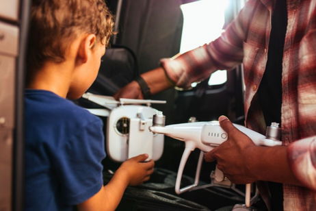 Lituania se prepara ante posibles amenazas de Rusia de una curiosa manera: enseñando a los niños a pilotar drones Lituania se prepara ante posibles amenazas de Rusia de una curiosa manera: enseñando a los niños a pilotar drones