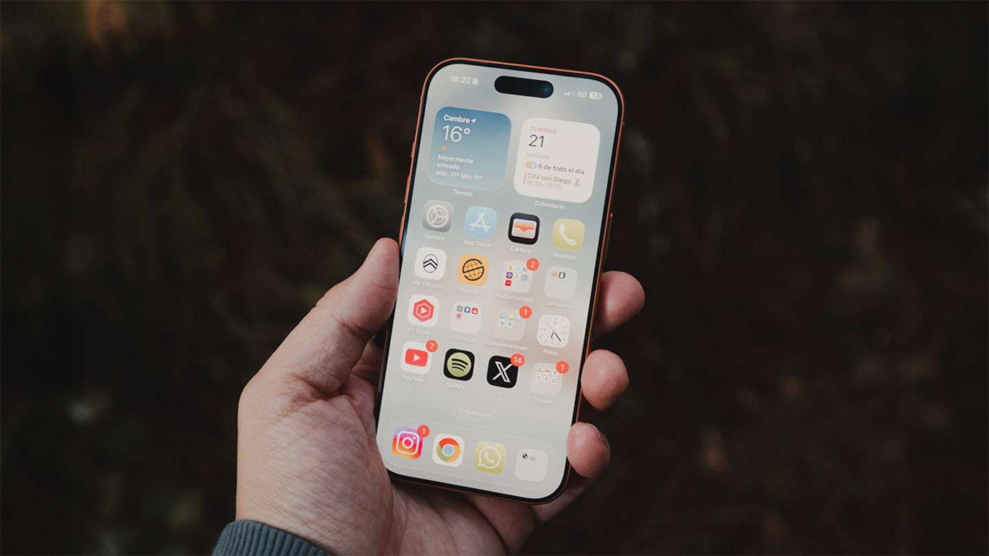 iPhone 17 Pro en una mano en un bosque