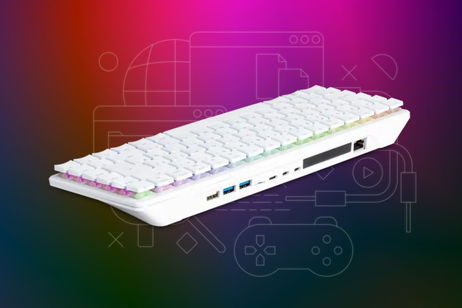 La Raspberry Pi 500+ parece un teclado mecánico normal y corriente, pero en realidad es un ordenador con 16 GB de RAM y SSD