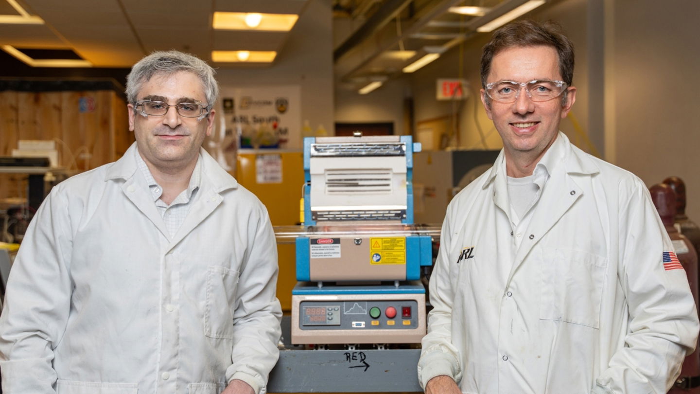 Charles Bernstein y Michael J. Demkowicz en el laboratorio de la Universidad de Texas A&M