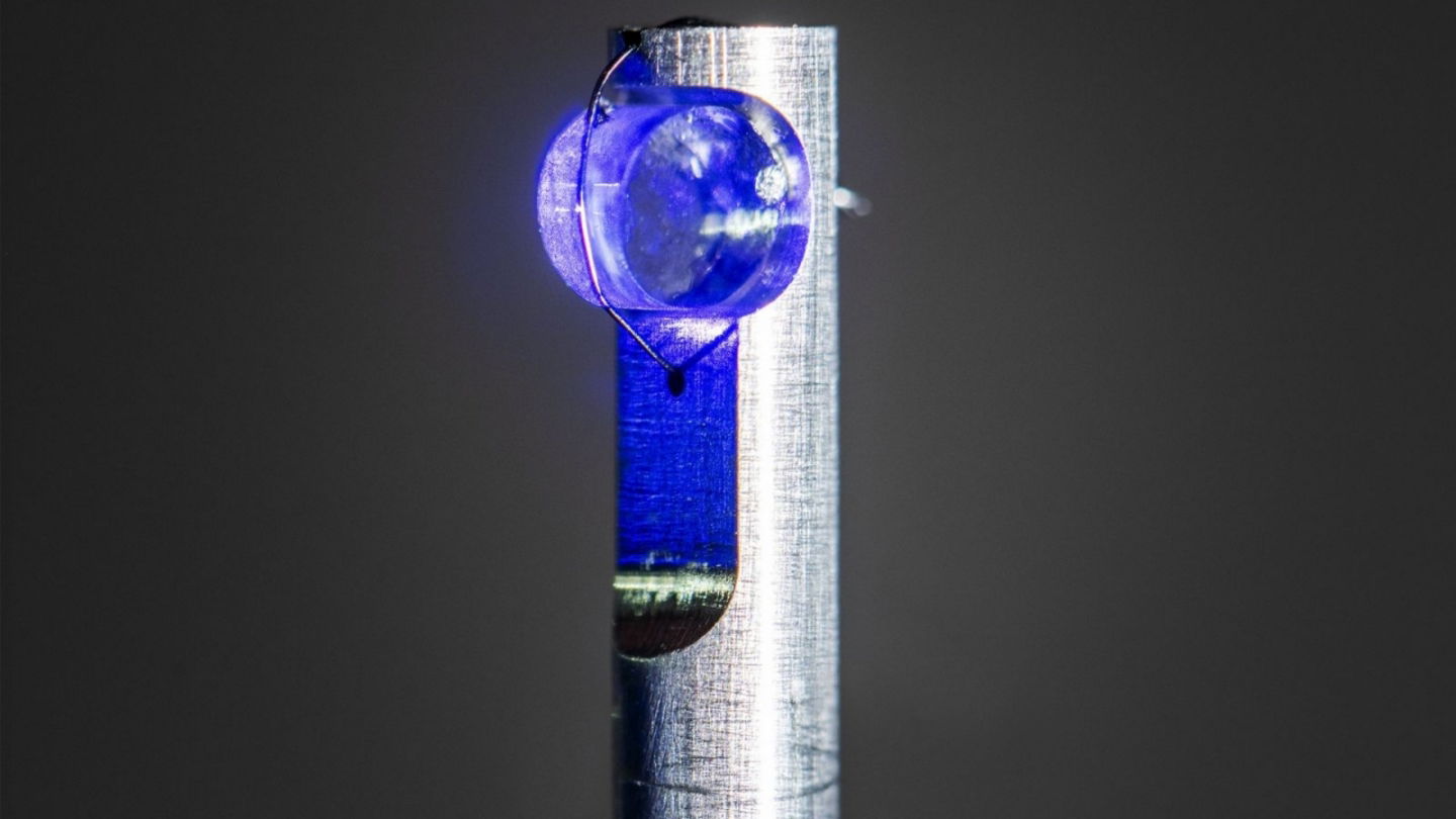 Este es el aspecto que tiene el cristal de torio del reloj atómico de la Universidad Técnica de Viena