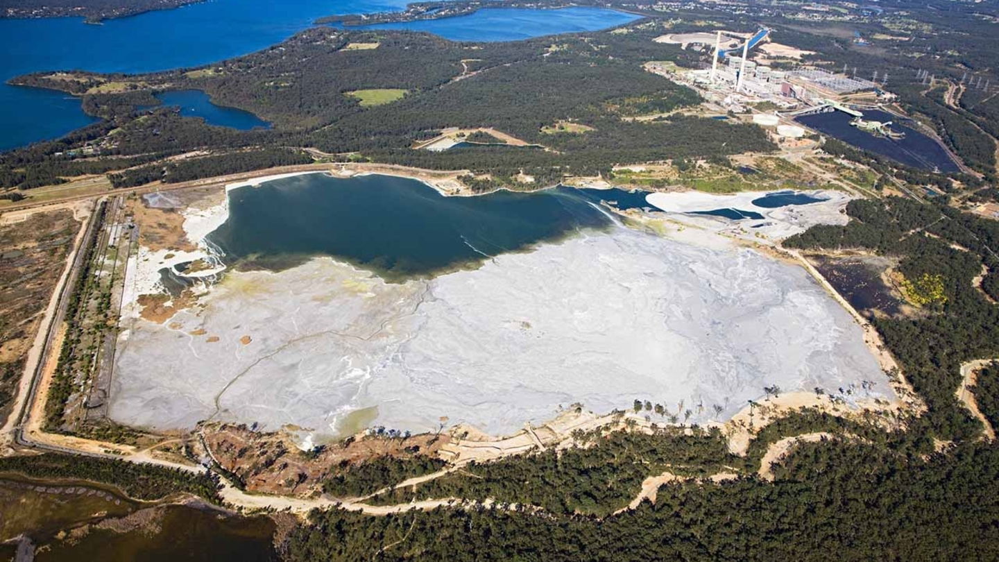 Millones de toneladas de cenizas de residuos de carbón se almacenan en grandes estanques por toda Australia