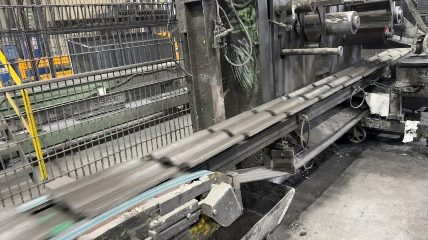 Proceso de producción de las tejas fabricadas con cenizas y vidrio