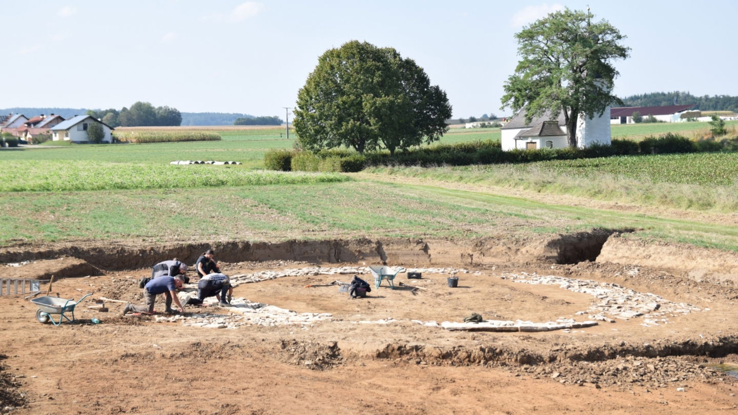 Trabajo de campo en el círculo de piedras descubierto al norte de la localidad de Wolkertshofen