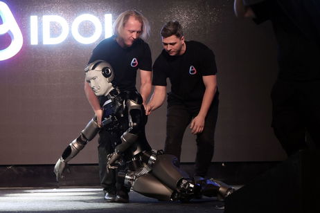 Aidol, el primer robot ruso antropomórfico con IA, hace su debut por todo lo "bajo": cayéndose en el escenario Aidol, el primer robot ruso antropomórfico con IA, hace su debut por todo lo "bajo": cayéndose en el escenario