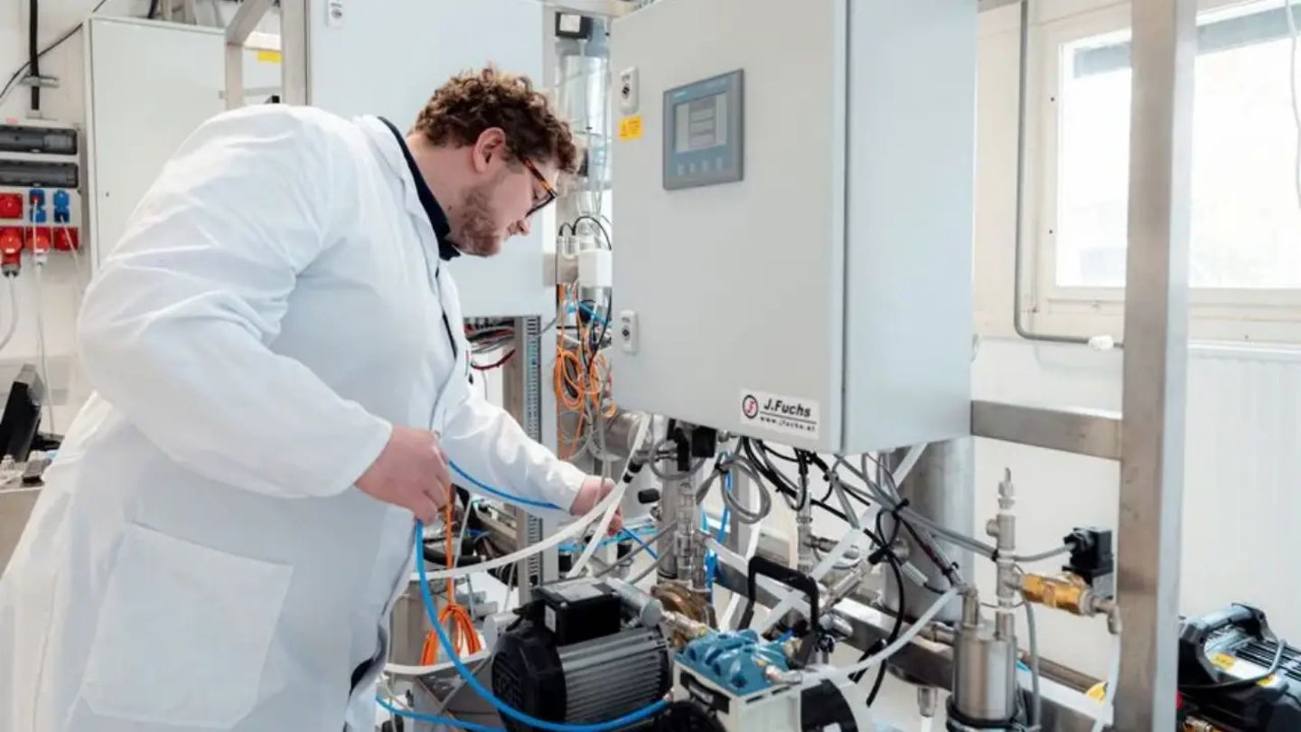 Andreas Wallmüller manipulando los mecanismos internos de la planta