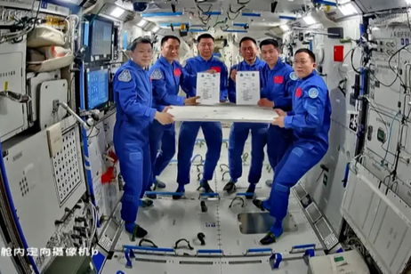Atrapados y sin poder volver a su casa. Estos tres astronautas chinos están en verdaderos problemas Atrapados y sin poder volver a su casa. Estos tres astronautas chinos están en verdaderos problemas