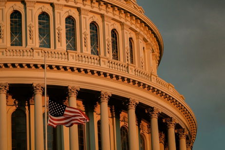 Estados Unidos arremete contra sí mismo por culpa de la IA: pretende bloquear todas las leyes estatales que la regulen