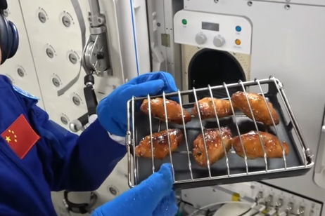 Alitas de pollo cocinadas a gravedad cero: China prueba el primer horno espacial para sus astronautas Alitas de pollo cocinadas a gravedad cero: China prueba el primer horno espacial para sus astronautas