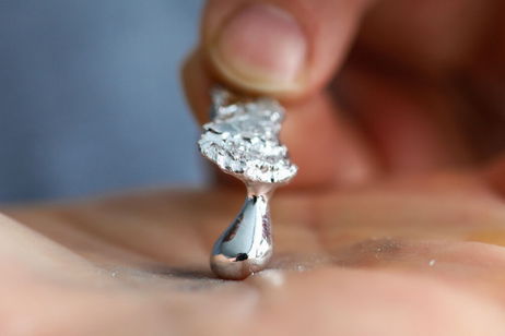 Científicos han utilizado metal líquido para un experimento con cristales. Ha sido todo un éxito Científicos han utilizado metal líquido para un experimento con cristales. Ha sido todo un éxito