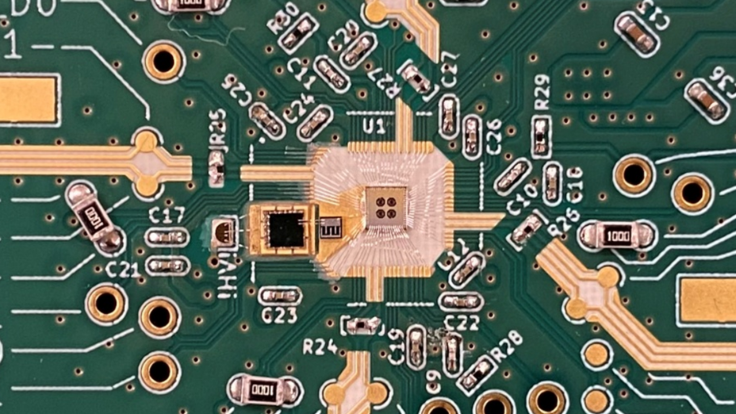 Este sistema de detección inspiró a los investigadores a considerar el diamante, un cuadrado negro en el centro de la imagen, para avances en fusión nuclear