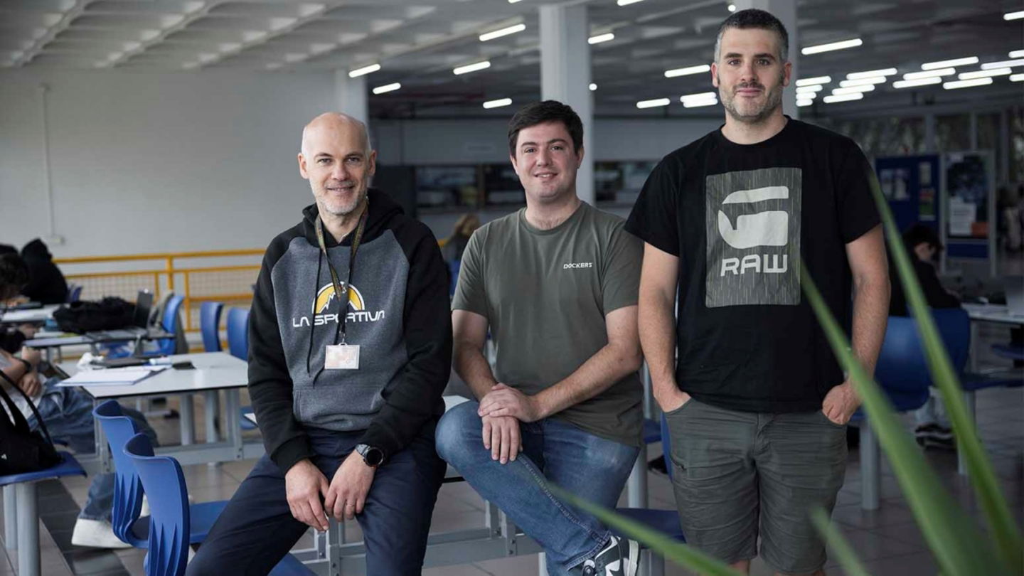 Gabriel A. López, Iñigo González de Arrieta y Telmo Echániz, autores del artículo publicado en la revista científica ScienceDirect