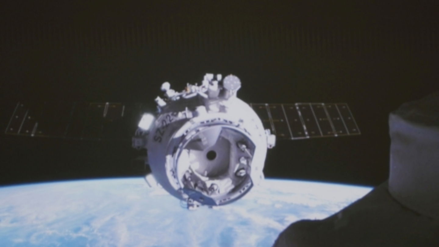 Imagen de la nave Shenzhou 22 antes de acoplarse a la estación espacial Tiangong