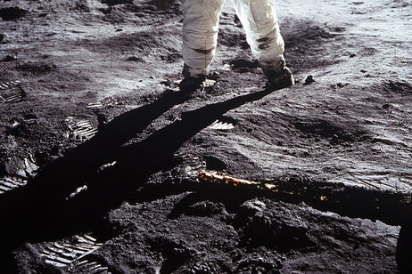 China encuentra algo no previsto en la superficie de la Luna y es un material que también está en la Tierra