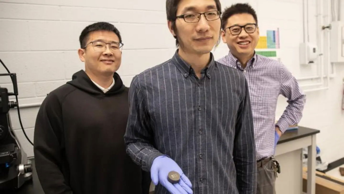 Los investigadores de la Universidad de Toronto posan con el material de última generación