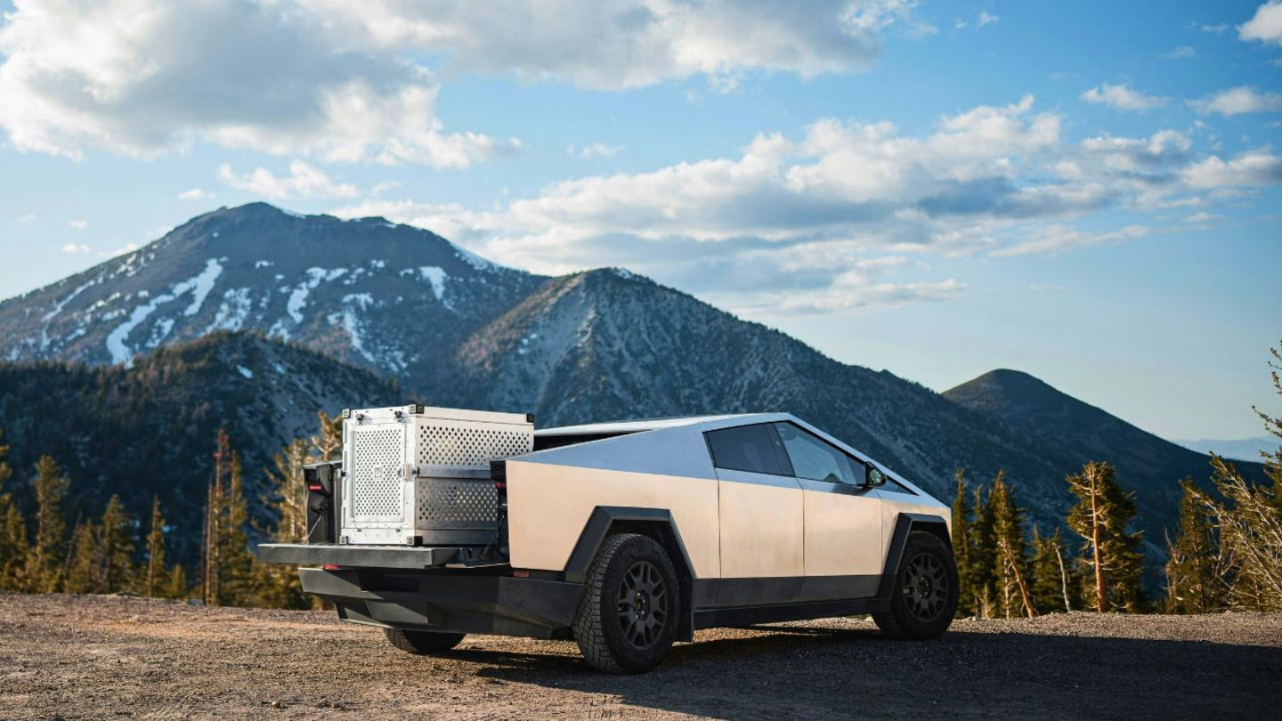 Tesla Cybertruck en la montaña