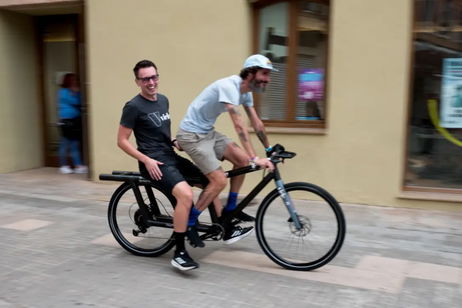 La chatarra de los aviones tiene un propósito importante: fabricar bicicletas para las víctimas de las inundaciones La chatarra de los aviones tiene un propósito importante: fabricar bicicletas para las víctimas de las inundaciones