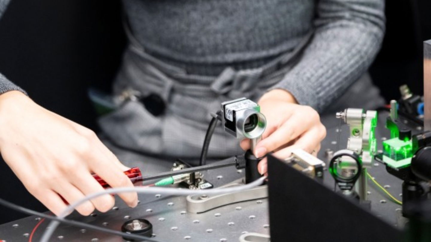 Andrea Stöllner trabaja con rayos láser, espejos y cámaras en una mesa antivibración