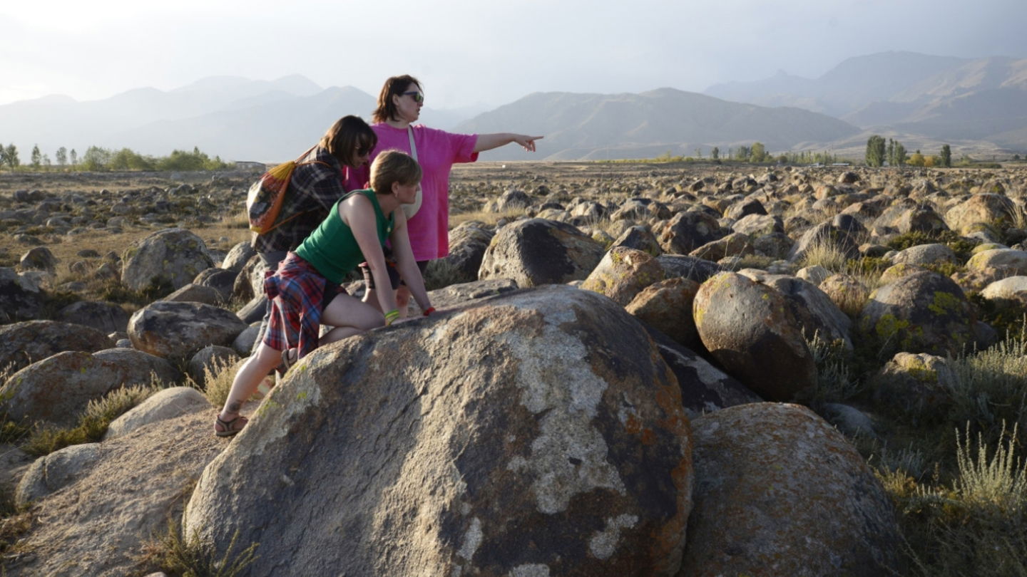 Dos científicas y una buceadora exploran el área del lago Issyk-Kul