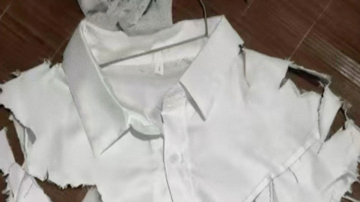 Ejemplo de la imagen de una camisa modificada de manera exagerada para conseguir un reembolso