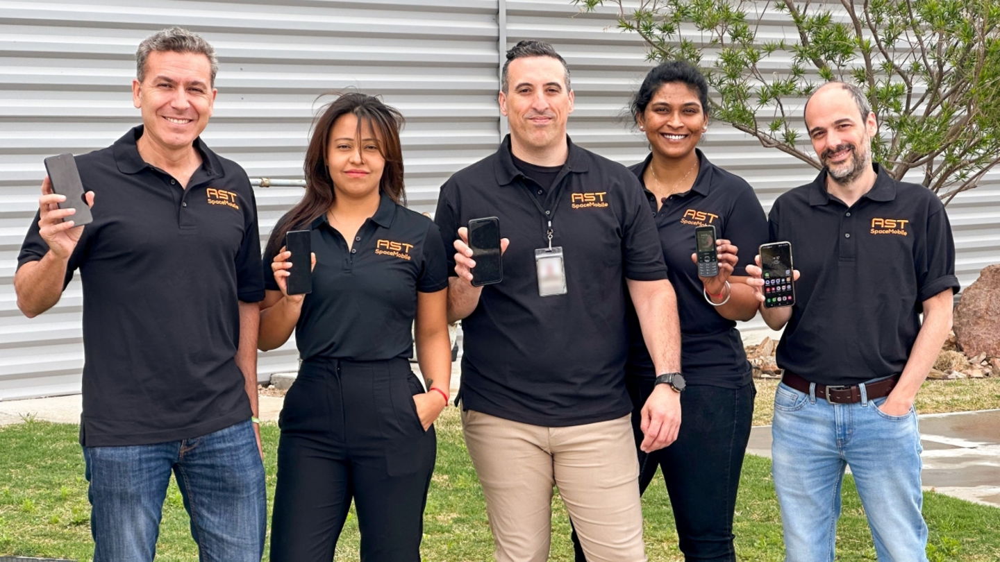 El equipo de AST SpaceMobile presumiendo de las primeras llamadas de voz basadas en el espacio directamente a teléfonos cotidianos y sin modificaciones
