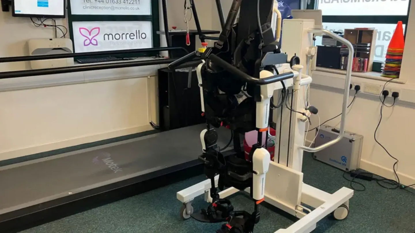 Este es el robot ayudó a Dan a caminar tras ser dado de alta del hospital