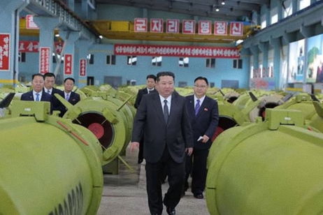 Corea del Norte enseña sus misiles balísticos en una presentación inaudita en la que sale Kim Jong-un