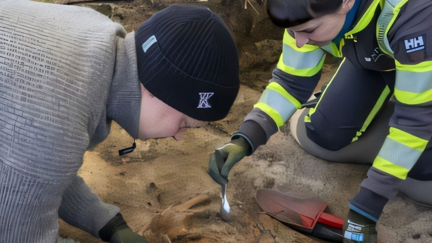 Kristoffer Rantala y Hanne Bryn, arqueólogos del Museo Universitario NTNU, durante la excavación de la tumba de la mujer vikinga