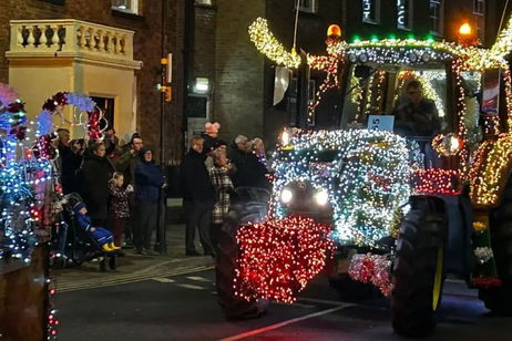 Los tractores tienen un nuevo propósito y no tiene nada que ver con el campo: adornan desfiles navideños por una buena causa