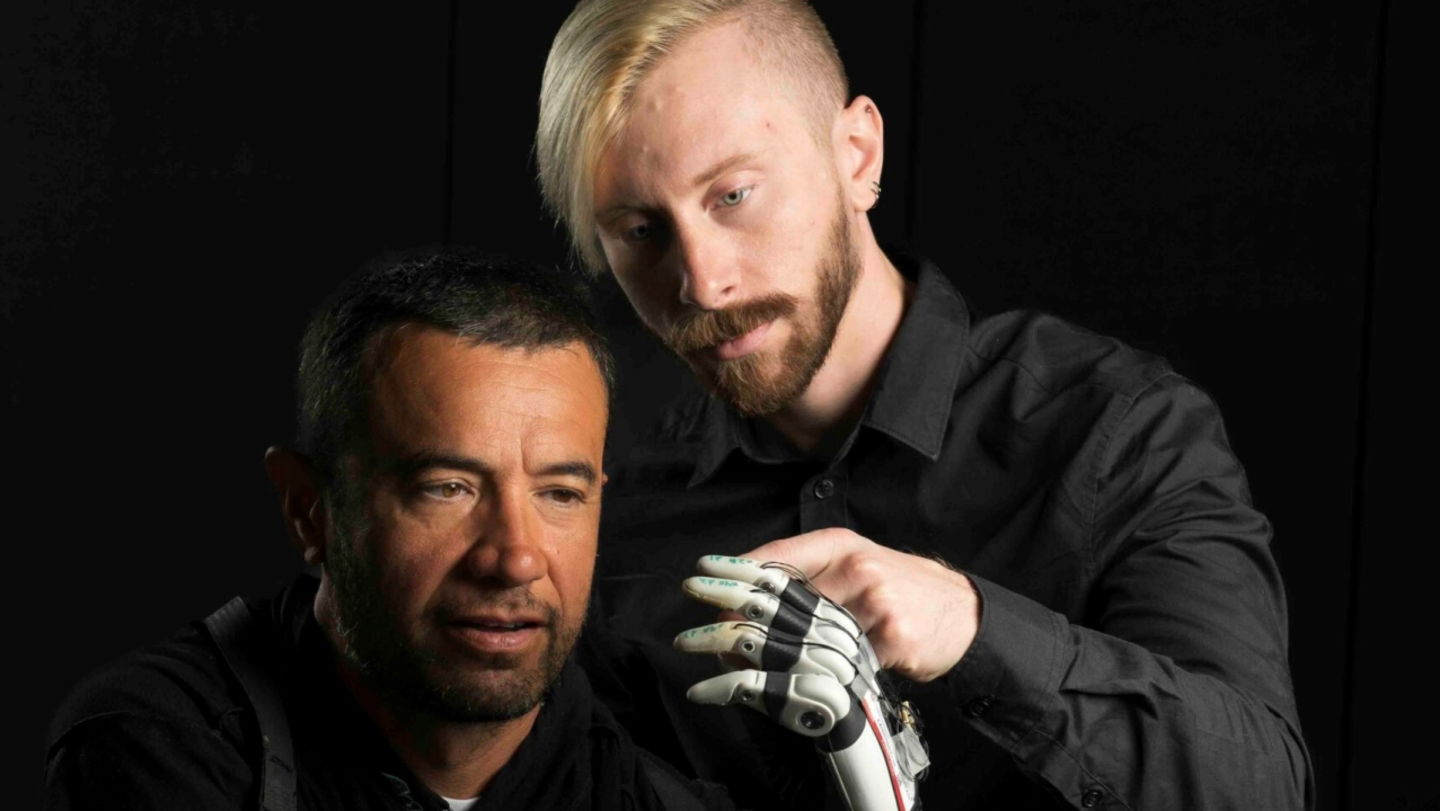 Marshall Trout, a la derecha, junto con uno de los sujetos que participaron en la investigación que utiliza la IA para prótesis avanzadas