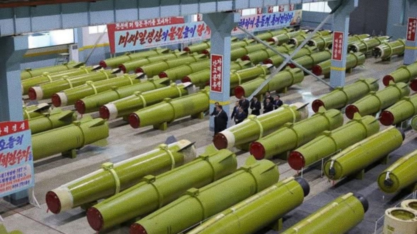 Misiles Hwasong-11 dispuestos en una fábrica norcoreana