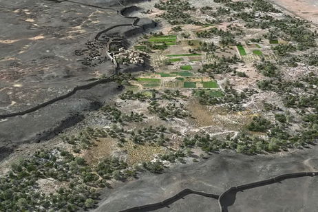 Los arqueólogos se dan de bruces con un hallazgo único: una "gran muralla" en mitad de un oasis en el desierto Los arqueólogos se dan de bruces con un hallazgo único: una "gran muralla" en mitad de un oasis en el desierto