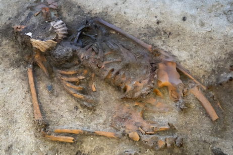 Arqueólogos desconcertados: una tumba vikinga en Noruega expone un ritual funerario desconocido