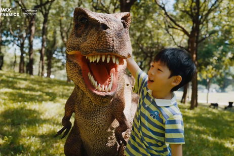 Es un robot, tiene dos patas y puede transformarse en dinosaurio. El futuro de la robótica está en sus pequeñas manos Es un robot, tiene dos patas y puede transformarse en dinosaurio. El futuro de la robótica está en sus pequeñas manos