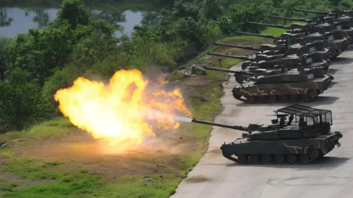 Un tanque K2 Black Panther, con una estructura de defensa, disparando su cañón