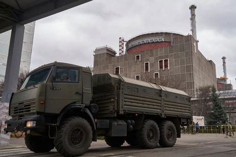 Ucrania advierte de que hay camiones militares rusos en la central nuclear de Zaporizhia y las alarmas saltan