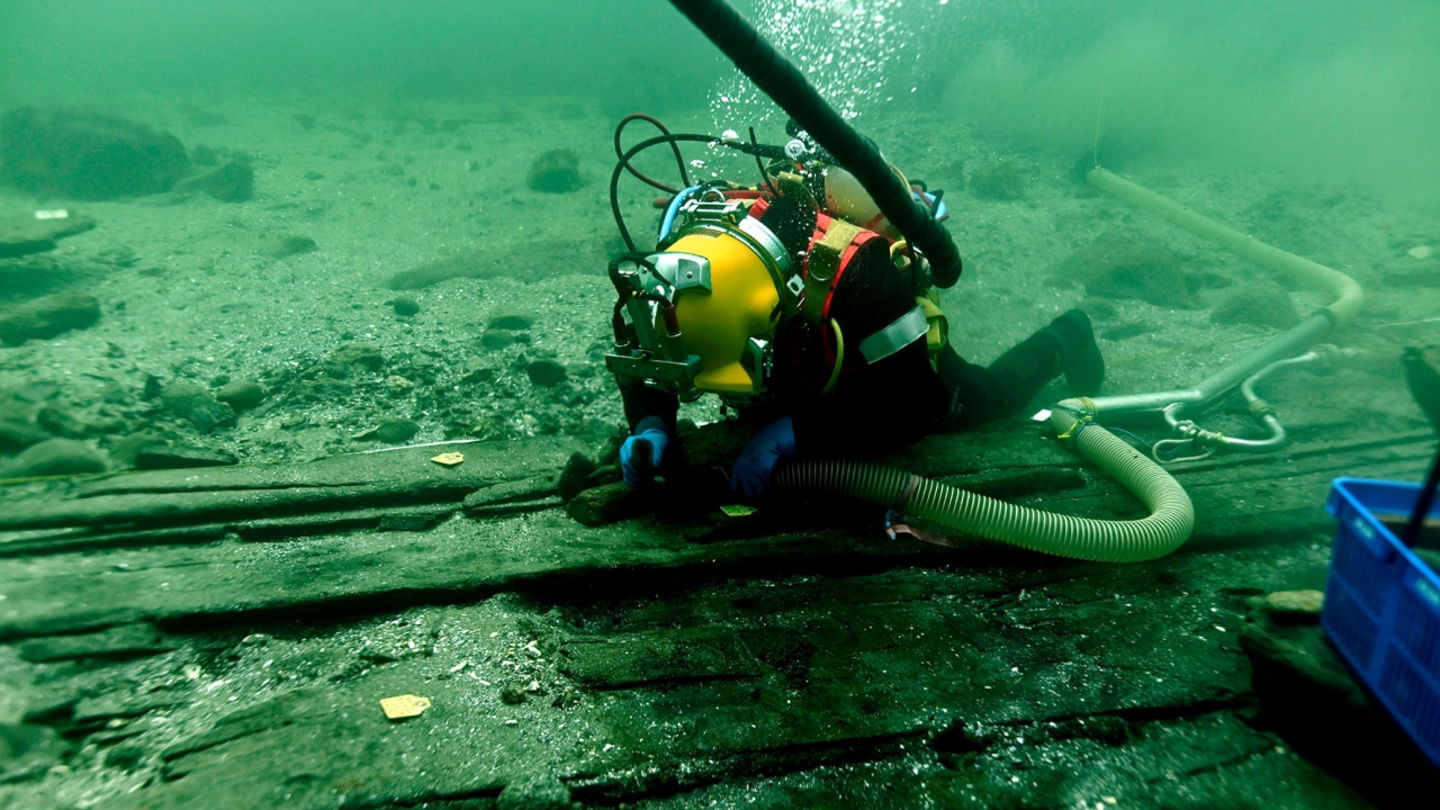 Investigadores revisan los restos del Svælget 2