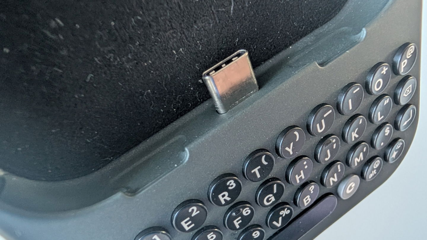 La conectividad USB Tipo C permite comunicar la funda con el teléfono móvil