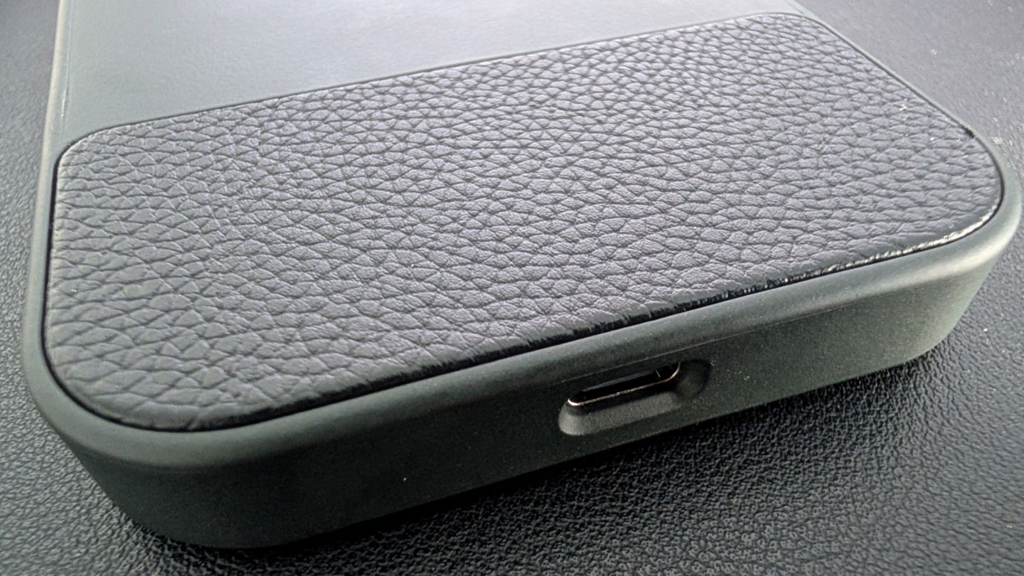 La funda Clicks incluye un detalle en cuero vegano en algunos modelos