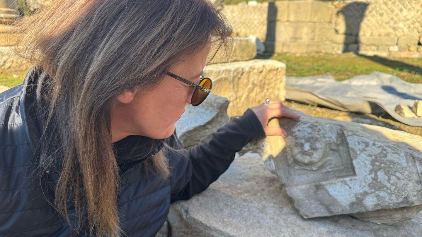 La profesora Fatma Bagdatli Cam observa el relieve de Medusa encontrado en la antigua ciudad de Amastris